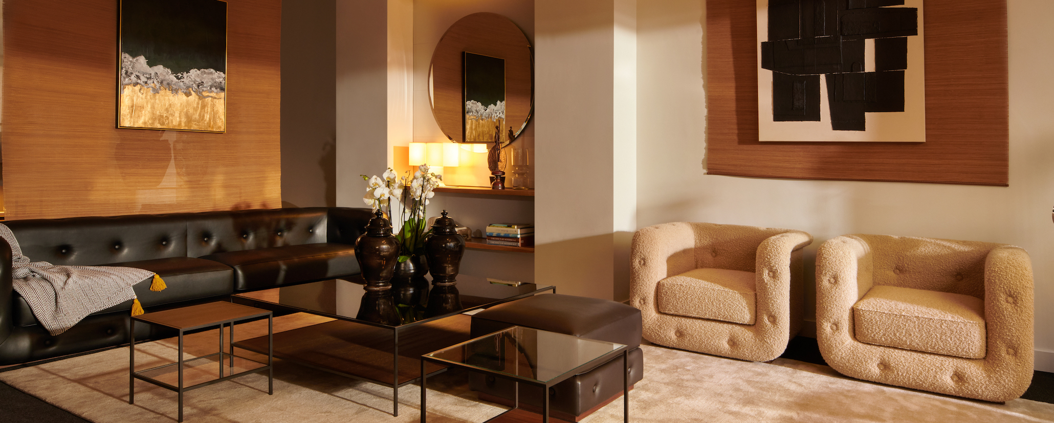 canapé design haut de gamme cuir pleine fleur noir et fauteuil luxe tissu bouclette beige | Duvivier Canapés Serge